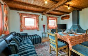 Posedenie v ubytovaní Three-Bedroom Holiday Home In Lekenik