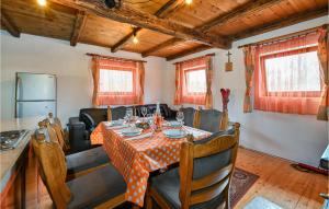 Posedenie v ubytovaní Three-Bedroom Holiday Home In Lekenik