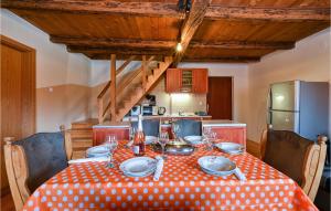 Kuchyňa alebo kuchynka v ubytovaní Three-Bedroom Holiday Home In Lekenik