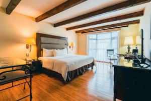 ein Hotelzimmer mit einem Bett und einem Fenster in der Unterkunft Hotel Villa Mercedes San Cristobal in San Cristóbal de las Casas + 120 Fotos