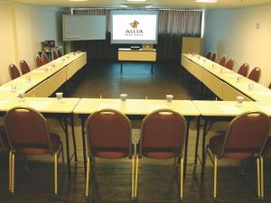 Área de negócios e/ou sala de conferências em Allia Gran Pampulha Suites