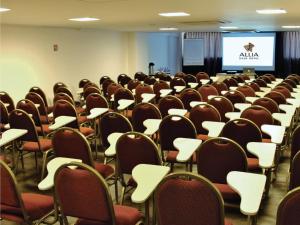 Área de negócios e/ou sala de conferências em Allia Gran Pampulha Suites mais 36 fotos
