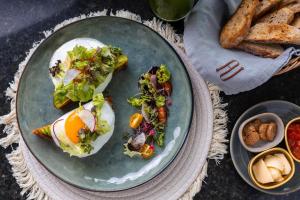 zwei Teller Essen auf einem Tisch mit Brot in der Unterkunft Hotel Boutique Casa Hipil in Valladolid