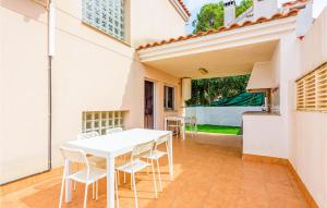 Patio nebo venkovní prostory v ubytování Beautiful Home In Oropesa Del Mar + 11 fotografií