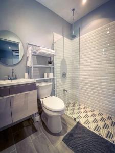 Ένα μπάνιο στο Beautiful 2BR Casita with Pool & Parking