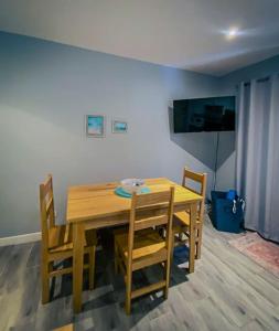 Μια τηλεόραση ή/και κέντρο ψυχαγωγίας στο Beautiful 2BR Casita with Pool & Parking