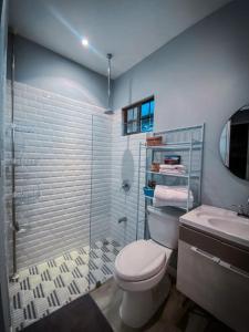 Ένα μπάνιο στο Beautiful 2BR Casita with Pool & Parking +10 φωτογραφίες