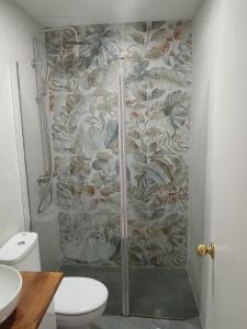 łazienka z kabiną prysznicową i toaletą w obiekcie Apartamento El Sendero w mieście El Bosque