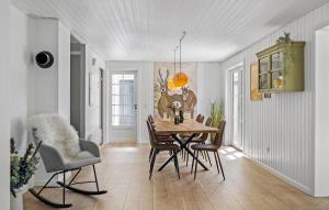 Posezení v ubytování Amazing Home In Aakirkeby With Wifi