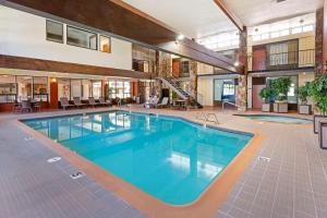 Bazén v ubytování Best Western Plus Weston Inn nebo v jeho okolí