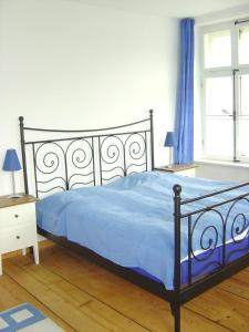 Postel nebo postele na pokoji v ubytování Ferienwohnung Altes Schulhaus in Leithen - Bernried + 13 fotografií