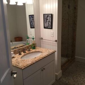 Ένα μπάνιο στο Ocean view Condo Downtown Watch Hill, RI with porch +22 φωτογραφίες