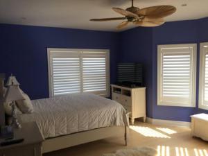 Ένα ή περισσότερα κρεβάτια σε δωμάτιο στο Ocean view Condo Downtown Watch Hill, RI with porch