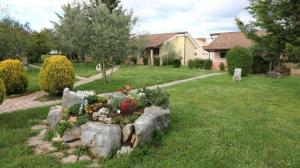 a garden with flowers in a yard with a house at Residence Lorena Bungalow mit Salzwasser-Pool in Porec in Poreč