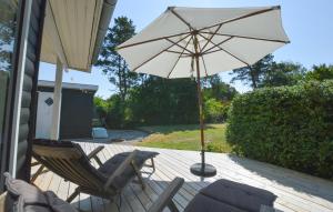 スラーエルセにあるCozy Home In Slagelse With Wifiのパティオ(椅子2脚、パラソル1本付) +9枚の写真