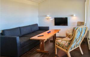 Et tv og/eller underholdning på 2 Bedroom Nice Apartment In Allinge