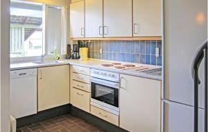 Køkken eller tekøkken på 2 Bedroom Nice Apartment In Allinge