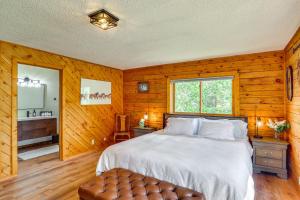 Ένα ή περισσότερα κρεβάτια σε δωμάτιο στο Dubois Riverfront Lodge with On-Site Fishing and Views