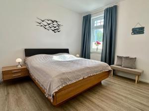 ein Schlafzimmer mit einem Bett, einem Stuhl und einem Fenster in der Unterkunft Haus Concordia 2 Möwennest in Thiessow