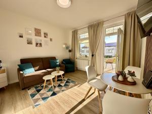 ein Wohnzimmer mit Sofa und Tisch in der Unterkunft Haus Concordia 2 Möwennest in Thiessow