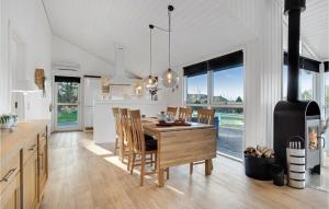 eine Küche und ein Esszimmer mit Tisch und Stühlen in der Unterkunft Gorgeous Home In Strandby With Kitchen in Strandby