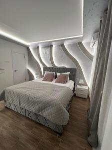 Postel nebo postele na pokoji v ubytování S class apartment