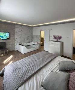 Postel nebo postele na pokoji v ubytování S class apartment