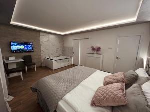 Postel nebo postele na pokoji v ubytování S class apartment
