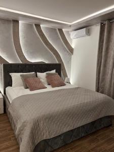 Postel nebo postele na pokoji v ubytování S class apartment