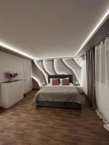 Postel nebo postele na pokoji v ubytování S class apartment