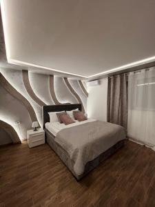 Postel nebo postele na pokoji v ubytování S class apartment