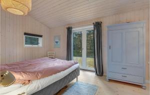 Postel nebo postele na pokoji v ubytování Holiday Home Jomfrustien Nexø I