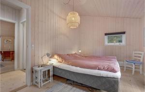 Postel nebo postele na pokoji v ubytování Holiday Home Jomfrustien Nexø I