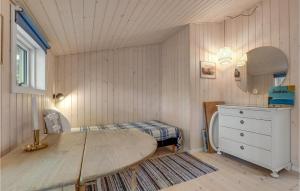 Postel nebo postele na pokoji v ubytování Holiday Home Jomfrustien Nexø I
