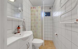 Koupelna v ubytování Holiday Home Jomfrustien Nexø I