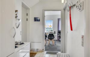 Televisyen dan/atau pusat hiburan di Cozy Apartment In Rudkøbing With Wifi
