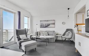 Ruang duduk di Cozy Apartment In Rudkøbing With Wifi