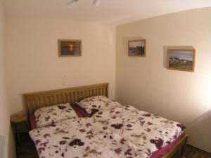 a bedroom with a bed with a floral bedspread at Ferienhaus in Dahmen mit Großem Garten in Dahmen