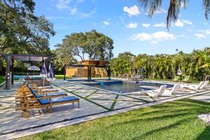 Πισίνα στο ή κοντά στο Treehouse Villa BY THE GLAMHOMES