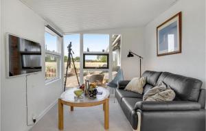 una sala de estar con un sofá y una mesa en Stunning Home In Otterup With Kitchen, en Otterup