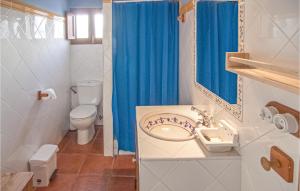 A bathroom at Gorgeous Home In Archidona