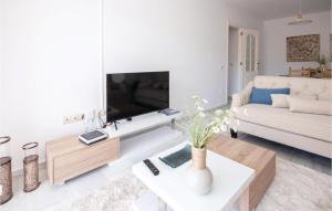 Televízia a/alebo spoločenská miestnosť v ubytovaní Cozy Apartment In San Luis De Sabinillas