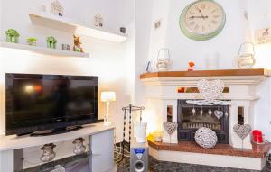 Telewizja i/lub zestaw kina domowego w obiekcie 3 Bedroom Lovely Home In Sedella