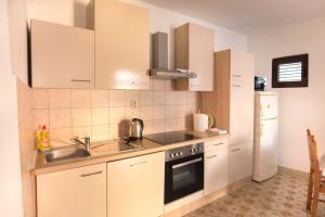 Kuchyň nebo kuchyňský kout v ubytování Apartments by the sea Vis - 8525 + 10 fotografií