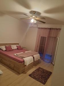 sypialnia z łóżkiem i wentylatorem sufitowym w obiekcie Apartments by the sea Turanj, Biograd - 364 w mieście Turanj