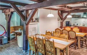 Η κουζίνα ή μικρή κουζίνα στο 6 Bedroom Beautiful Home In Sianów