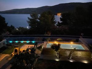 Bazén v ubytování Seaside apartments with a swimming pool Poljica, Trogir - 18634 nebo v jeho okolí