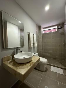 Uma casa de banho em Hotel OR Suite