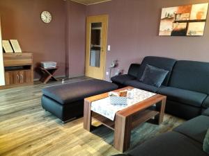 a living room with a couch and a coffee table at Ferienwohnung Naturblick in Uslar