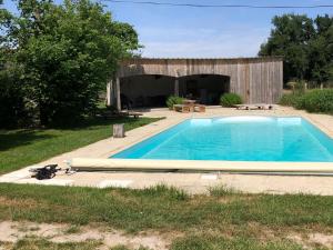 Bazén v ubytování Charmante maison avec piscine en Brenne – 2 ch, jardin, draps et ménage inclus - FR-1-591-315 nebo v jeho okolí